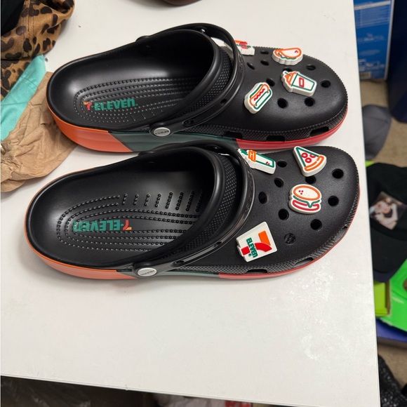 Crocs ( 7-eleven ) - Picture 2 of 6